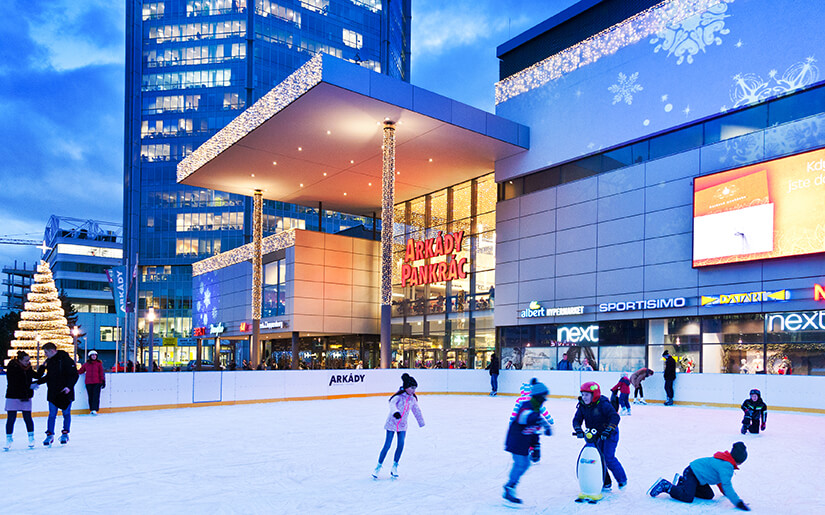 החלקה על הקרח ברחבה של מרכז הקניות ארקדי בפראג