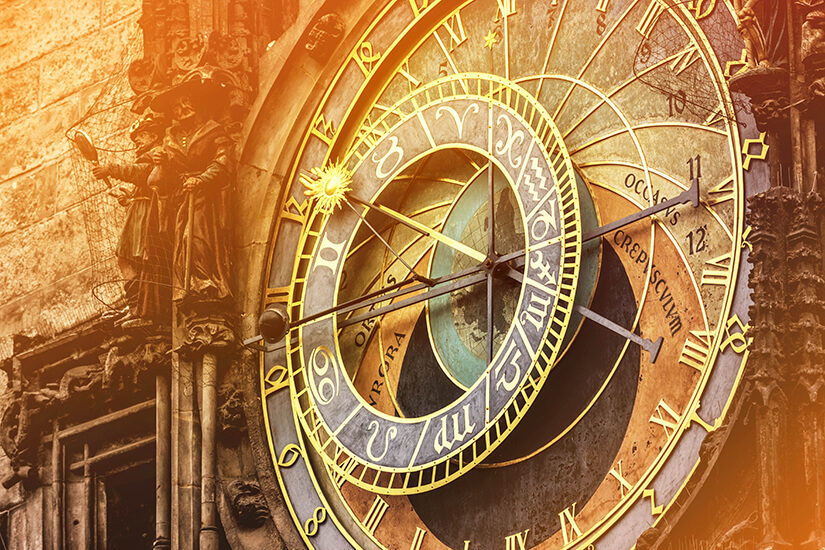 בתמונה : השעון האסטרונומי בפראג כפי שהוא נראה מכיכר העיר