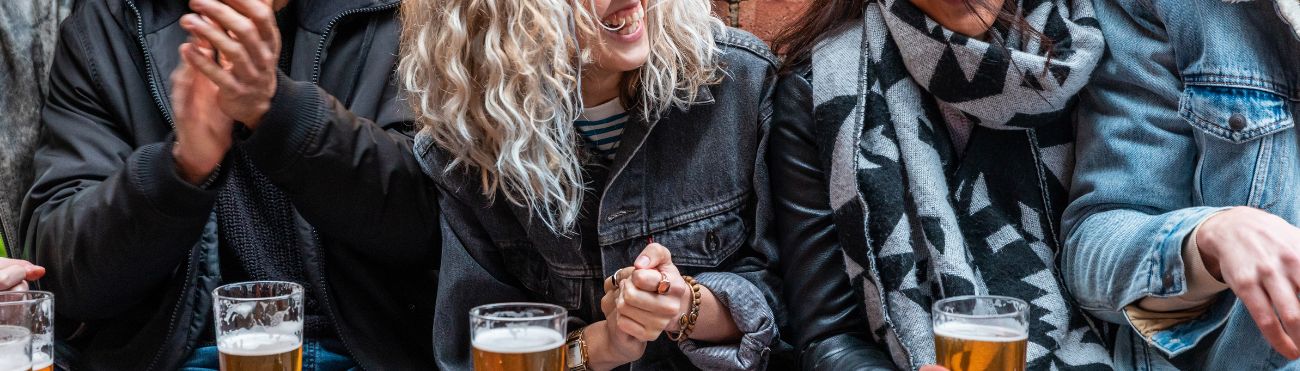 חברים נהנים בסיורי בירה בפראג 