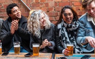 חברים נהנים בסיורי בירה בפראג