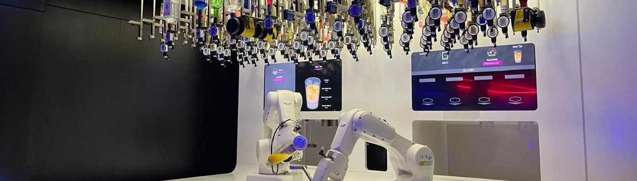 זרוע רובוטית מערבת משקה בבר רובוטי