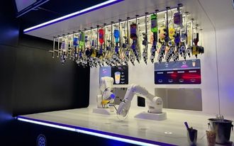 זרוע רובוטית מערבת משקה בבר רובוטי